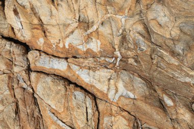 Güneş ışığında izole edilmiş makro doku kıyı kayalıkları