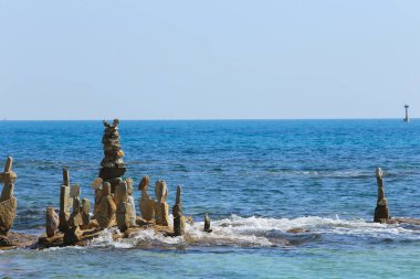 Güneşli bir günde Tayland açıklarında deniz manzaralı kayalık kıyı ve mavi su