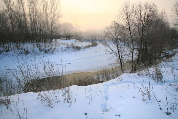 Paesaggio Invernale Scioglimento Del Ghiaccio Sul Fiume Mattino Presto Nebbioso — Foto Stock