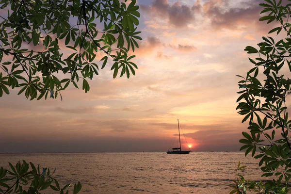 Seascape Pôr Sol Cênico Barco Ancorado Com Velas Desinfladas Largo — Fotografia de Stock