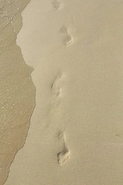 Close Pegadas Humanas Areia Molhada Beira Mar — Fotografia de Stock