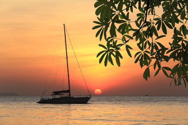 Seascape Pôr Sol Cênico Barco Ancorado Com Velas Desinfladas Largo — Fotografia de Stock
