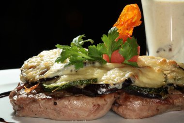 Fırında sebze ve beyaz soslu makro biftek.