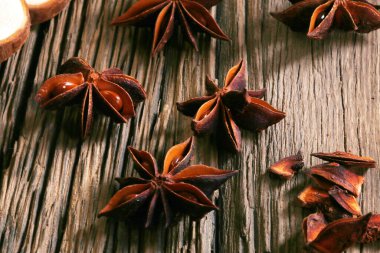 Eski çatlak yönetim kurulu stüdyosunun arka planında izole edilmiş Stars Anise.