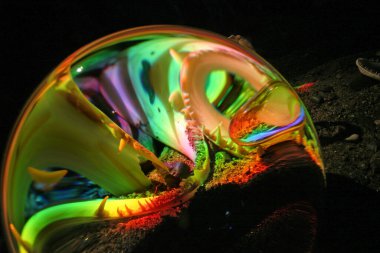 ... kürenin ışık saçan spektral renkleri...