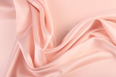 Pembe şifonun makro dokusu stüdyoyu katlıyor.