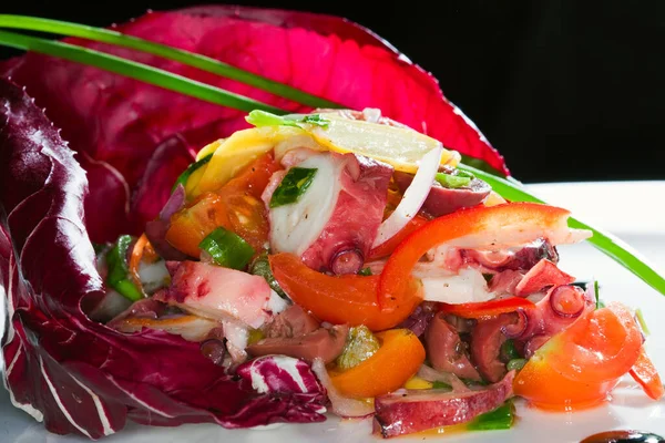 Macro Bellamente Dispuesta Ensalada Plato Blanco Decorado Con Verduras Col — Foto de Stock