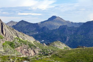 Batı Sayan dağlarının güzel yaz manzarası Ergaki bulutlu bir günde