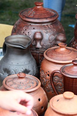 Yazın panayırda birkaç çeşit kil çömlek, sürahi, çaydanlık vardı.