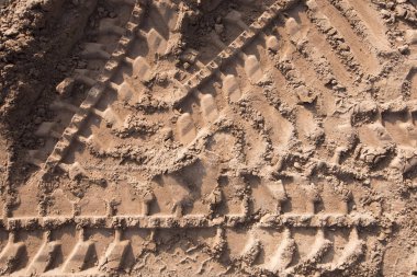 Kumda güneş ışığında makro desenli lastik izleri