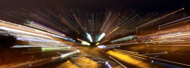 Naberezhnye Chelny, Rusya - 7 Ekim 2014: Ufukta şehir silueti ve dramatik bulutlar olan şehir gece ışıkları 