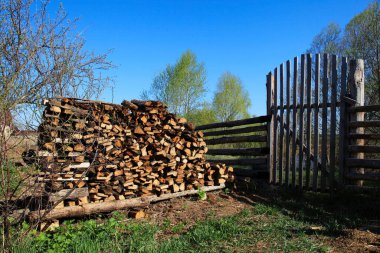 Baharda çitin yakınındaki ahşap kızak mavi gökyüzünün arka planında