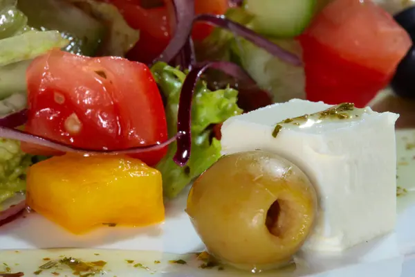 Γκρο Πλαν Μιας Όμορφα Διακοσμημένης Ελληνικής Σαλάτας Λευκό Πιάτο Μαύρο — Φωτογραφία Αρχείου