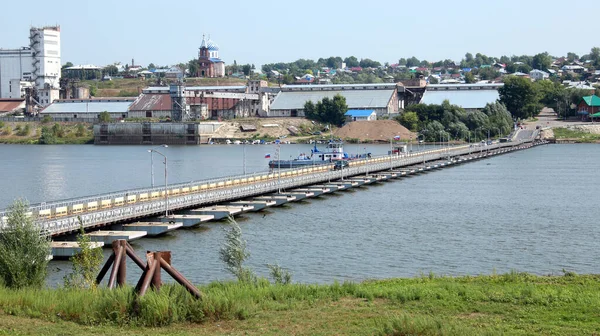 川を渡る夏の風景橋晴れた日にビルスクの町の近くのホワイト — ストック写真