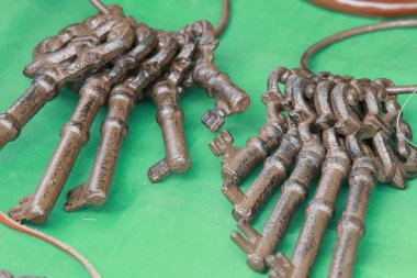 Halk sanatları fuarında işlenmiş demir işçilerinin yakın çekimi.