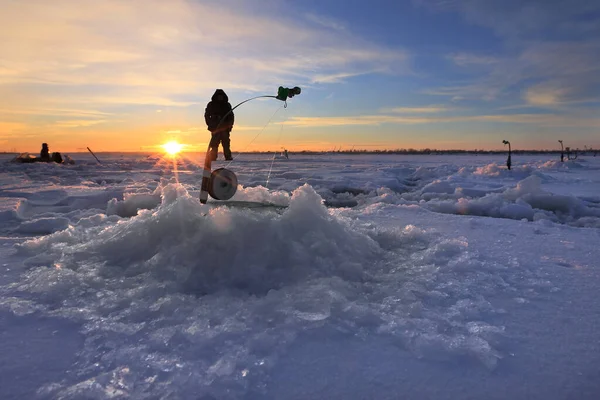 冬景渔民日落时在河上的冰上 — 图库照片