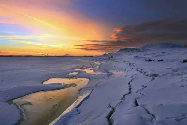 Paesaggio Invernale Tramonto Sul Ghiaccio Del Fiume Città All Orizzonte — Foto Stock