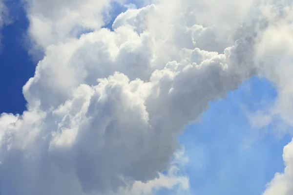 Närbild Stora Fluffiga Vita Moln Den Blå Himlen — Stockfoto