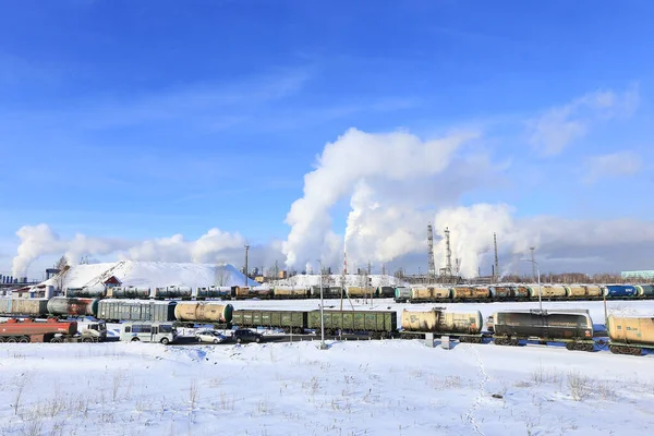 Kimya Fabrikası Yakınındaki Yük Treni Tanklar Endüstriyel Yatay Temizleyin Kış Stok Fotoğraf