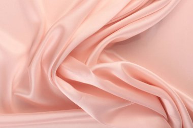 Pembe şifonun makro dokusu stüdyoyu katlıyor.