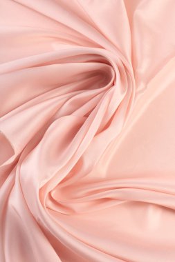 Pembe şifonun makro dokusu stüdyoyu katlıyor.