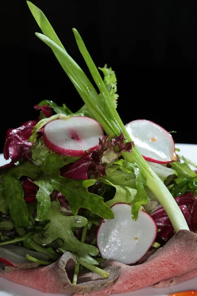 Güzel Dekore Edilmiş Salata Dili Beyaz Tabakta Sebze Sos — Stok fotoğraf