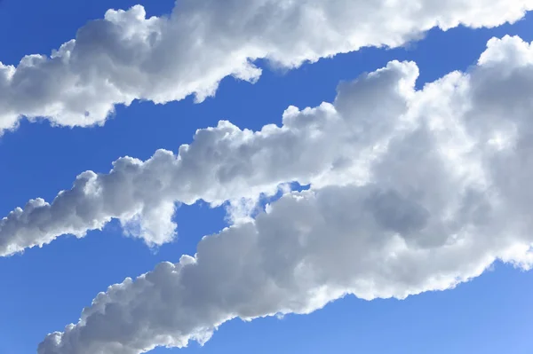 Close Fumaça Branca Contra Céu Azul Dia Ensolarado — Fotografia de Stock