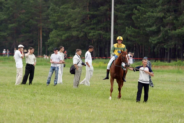 2006年6月6日 ロシア ナベレジニー チェルニー 夏の晴れた日にナベレジニー チェルニーのヒッポドロームで競馬 — ストック写真