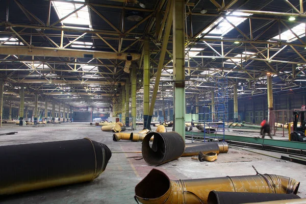 İlk aşamada terk edilmiş bir binanın sanayi bölgesi ve onarım çalışmaları