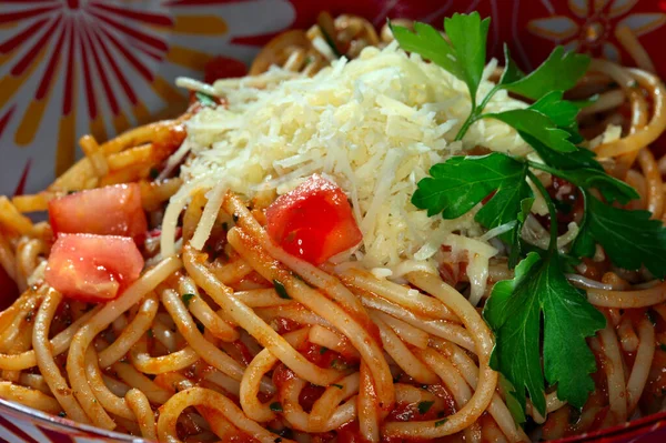 Макро Аппетит Спагетти Овощами Сыром Темном Фоне Студии — стоковое фото
