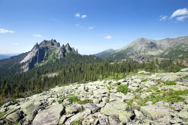 Güneşli bir yaz gününde Ergaki Batı Sayan 'daki Kaplumbağa Dağı manzarası.