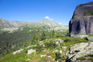 Güneşli bir yaz gününde Ergaki Batı Sayan 'daki Kaplumbağa Dağı manzarası.