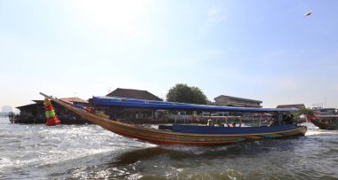 BANGKOK, THAILAND - 15 Aralık 2014: Chao Phraya Nehri üzerinde tekne gezisi 15 Aralık 2014, Bangkok, Tayland