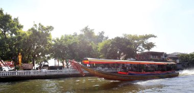 BANGKOK, THAILAND - 15 Aralık 2014: Chao Phraya Nehri üzerinde tekne gezisi 15 Aralık 2014, Bangkok, Tayland