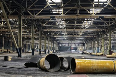 İlk aşamada terk edilmiş bir binanın sanayi bölgesi ve onarım çalışmaları