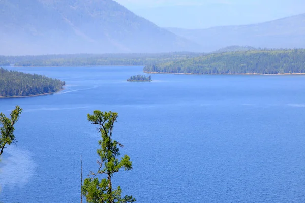 Letni Krajobraz Jeziora Frolikha Górach Bajkał Las Sosnowy Błękitne Niebo — Zdjęcie stockowe