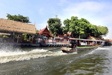 BANGKOK, THAILAND - 15 Aralık 2014: Chao Phraya Nehri üzerinde tekne gezisi 15 Aralık 2014, Bangkok, Tayland