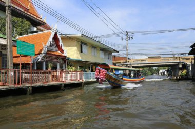 BANGKOK, THAILAND - 15 Aralık 2014: Chao Phraya Nehri üzerinde tekne gezisi 15 Aralık 2014, Bangkok, Tayland