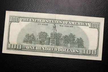 Siyah arka plan stüdyosundaki dolarların yakın plan görüntüleri.