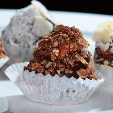 Karanlık bir arka planda fındıklı lezzetli çikolatalı pasta.