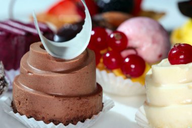 Beyaz arka plandaki stüdyoda nefis hamur işleri.