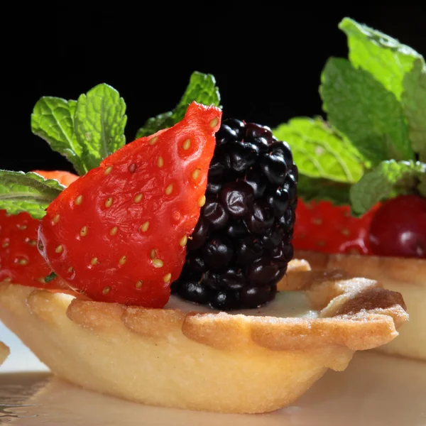 Primer Plano Delicioso Pastel Con Fresas Moras Sobre Fondo Oscuro — Foto de Stock