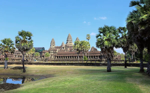 夏の風景アンコールー ヒンズー教の寺院複合体は 神ヴィシュヌに捧げ — ストック写真