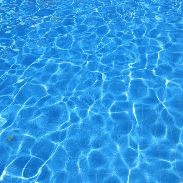 Isolamento Piscina Exterior Água Azul Com Reflexos Luz Solar — Fotografia de Stock