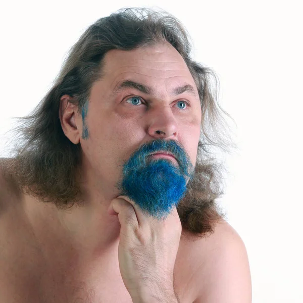 白い背景のスタジオで長い髪 青いひげと裸の胴を持つ大人の男性のクローズアップ肖像画 — ストック写真