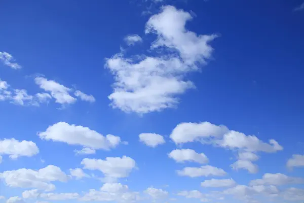 Geïsoleerd Prachtige Witte Wolken Aan Blauwe Hemel Een Zonnige Dag — Stockfoto