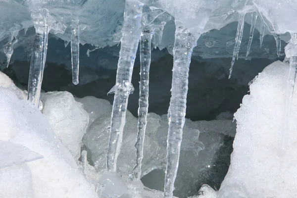 Lkbaharın Başında Güneş Işığında Buz Buz Saçaklarının Izole Edilmiş Makro — Stok fotoğraf