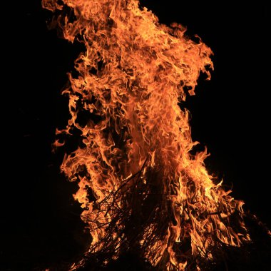 Siyah arkaplanda çimen yakmak