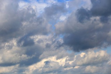 Yaz manzarası dramatik kümülüs bulutları mavi gökyüzünde güneşli bir günde