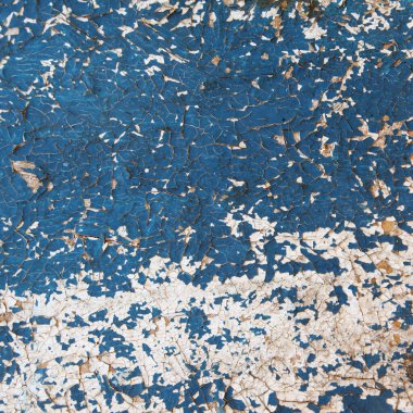 Eski harap duvarın beyaz ve maviye boyanmış makro izole edilmiş parçası.